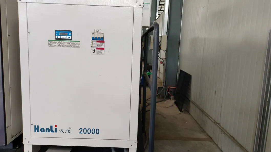 AC380V/50Hz/60Hz 電源交換テーブル 保護蓋付きレーザー切削機 3000Wレーザーパワー 1